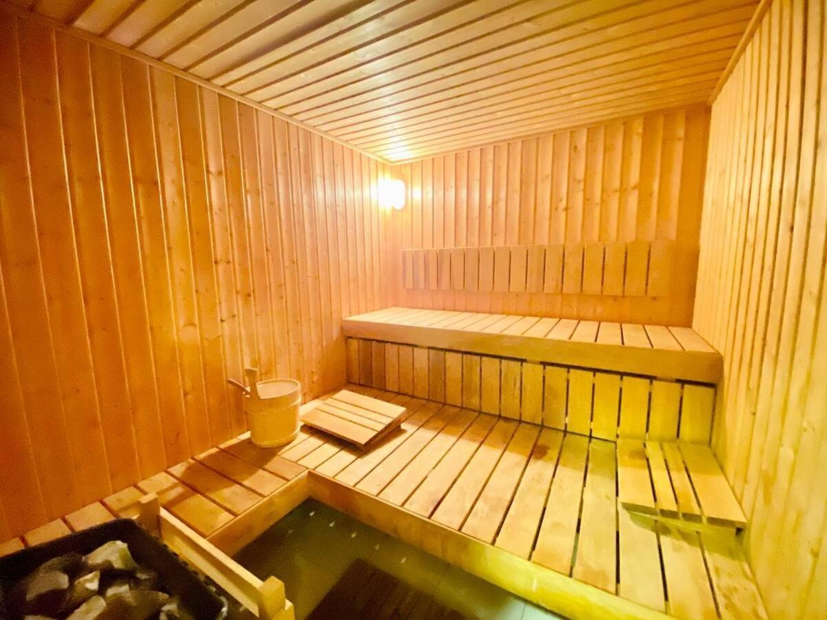 Upscale Studio Full Lake View In Goldcrest View Tower ドバイ エクステリア 写真