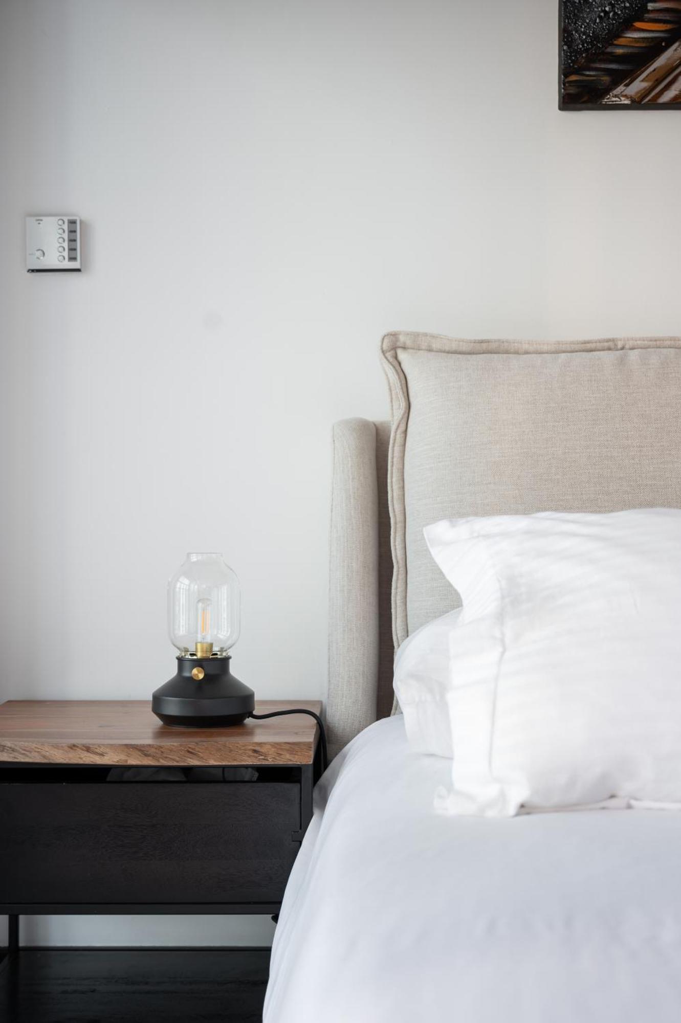Upscale Studio Full Lake View In Goldcrest View Tower ドバイ エクステリア 写真