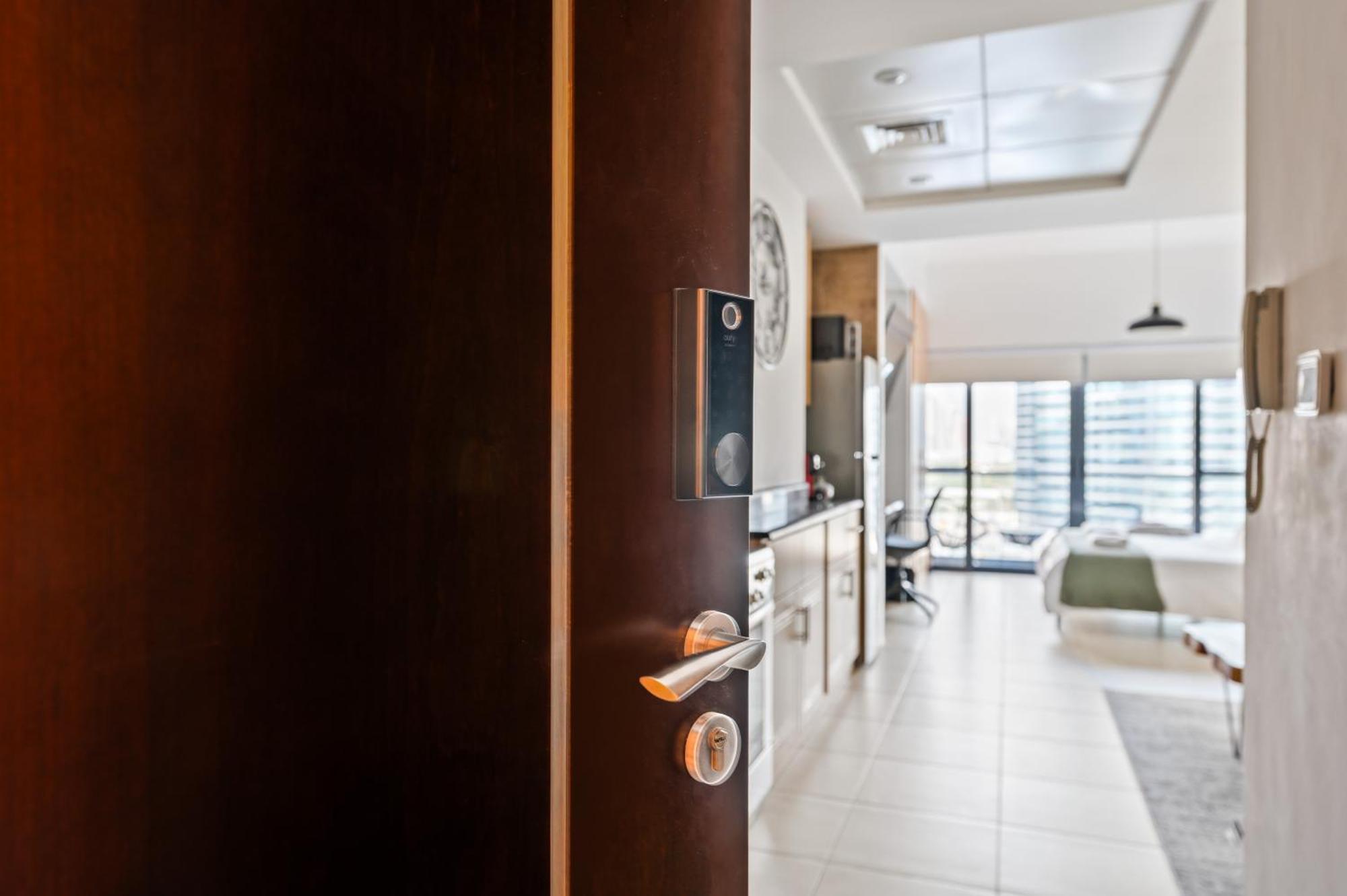 Upscale Studio Full Lake View In Goldcrest View Tower ドバイ エクステリア 写真