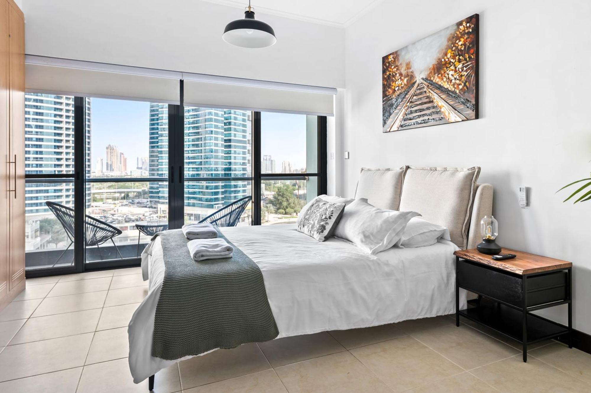Upscale Studio Full Lake View In Goldcrest View Tower ドバイ エクステリア 写真