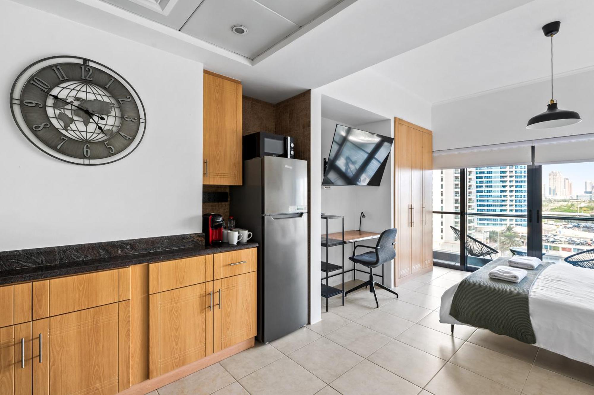 Upscale Studio Full Lake View In Goldcrest View Tower ドバイ エクステリア 写真