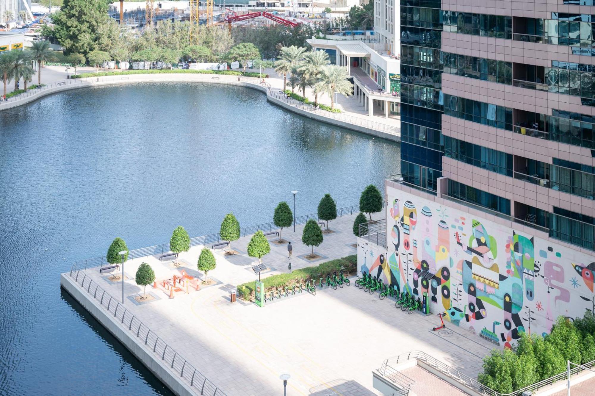 Upscale Studio Full Lake View In Goldcrest View Tower ドバイ エクステリア 写真