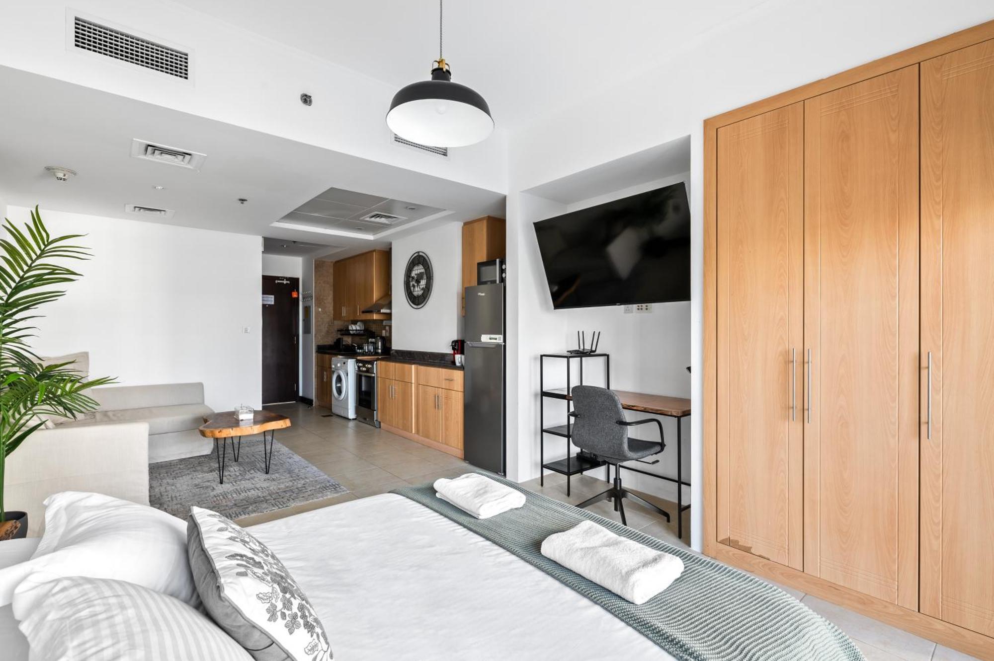 Upscale Studio Full Lake View In Goldcrest View Tower ドバイ エクステリア 写真