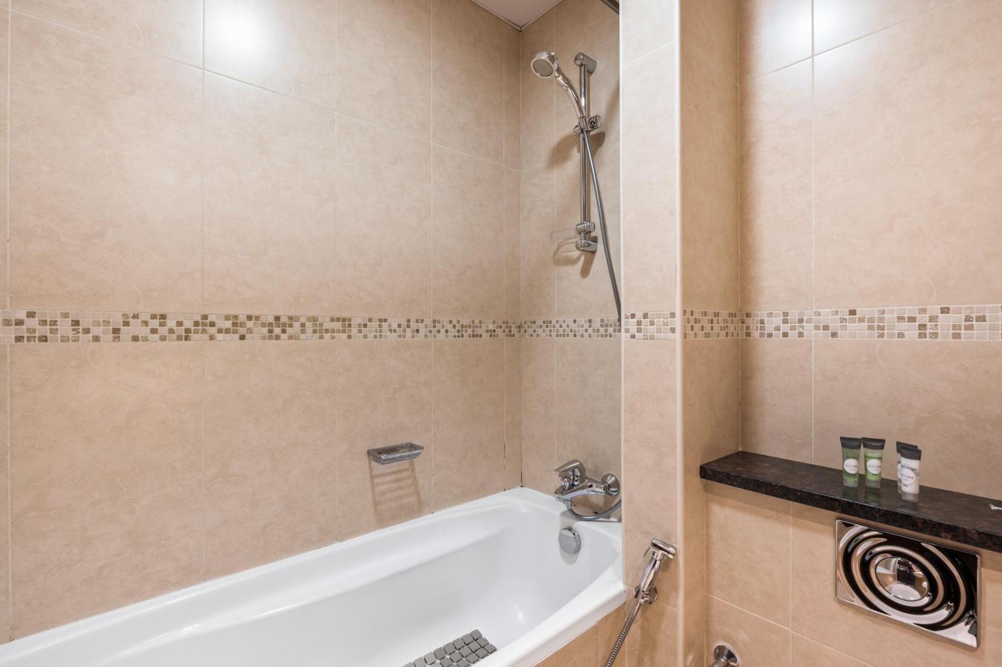 Upscale Studio Full Lake View In Goldcrest View Tower ドバイ エクステリア 写真