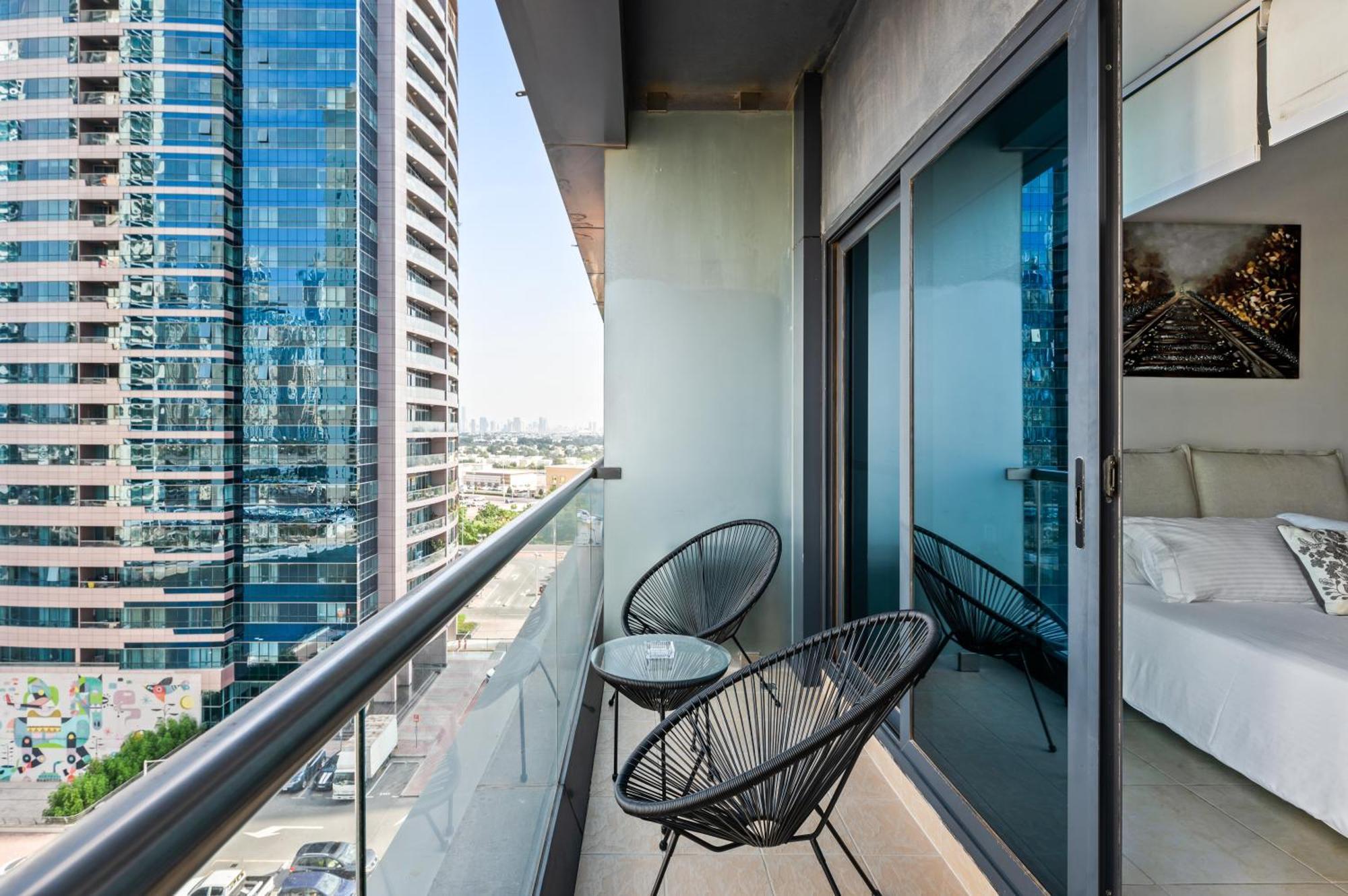 Upscale Studio Full Lake View In Goldcrest View Tower ドバイ エクステリア 写真