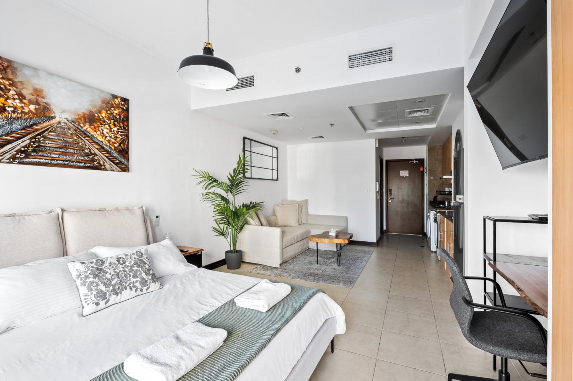 Upscale Studio Full Lake View In Goldcrest View Tower ドバイ エクステリア 写真
