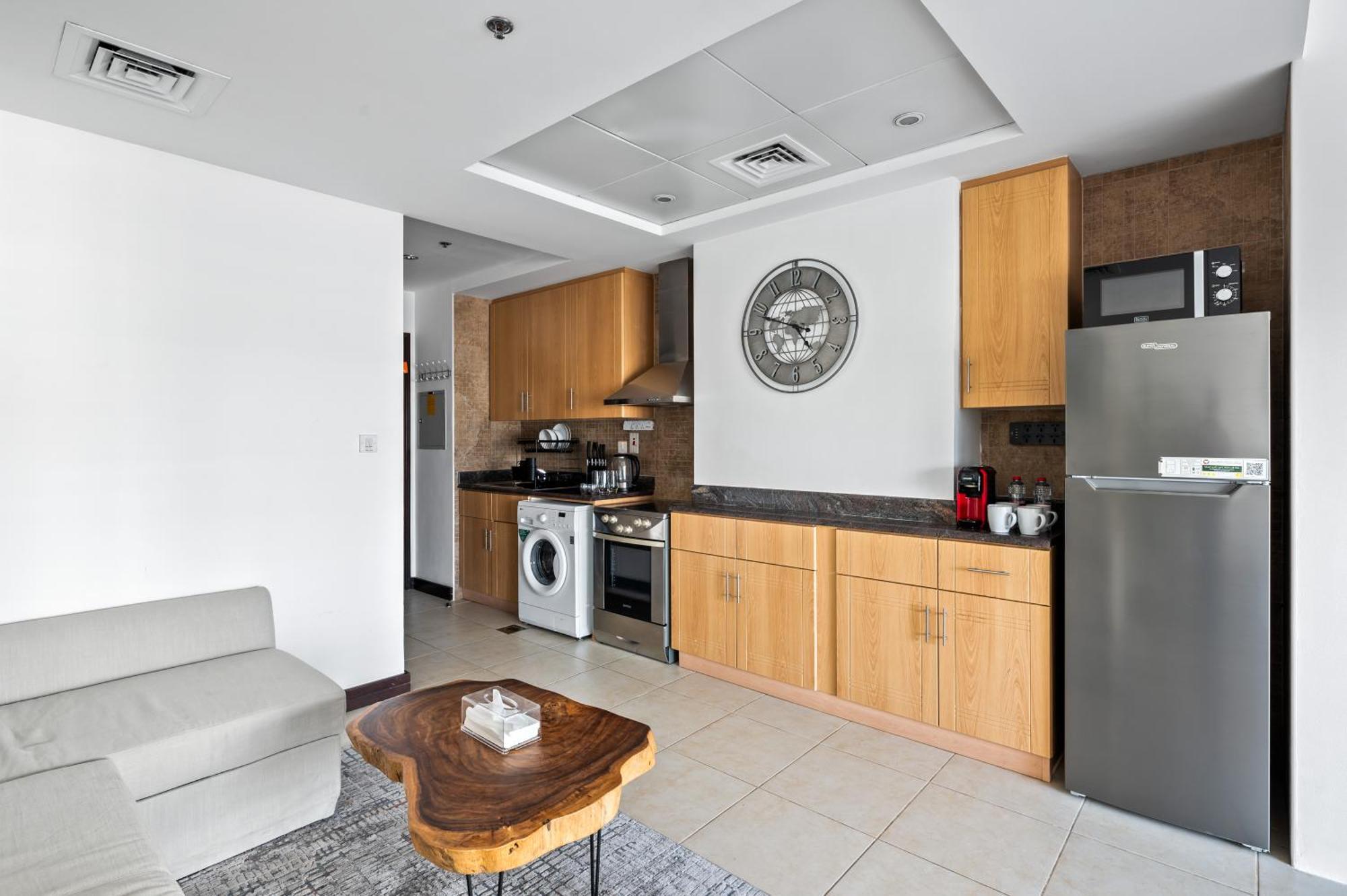 Upscale Studio Full Lake View In Goldcrest View Tower ドバイ エクステリア 写真