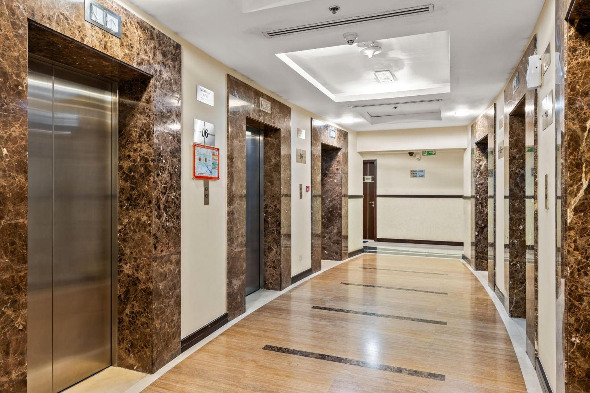 Upscale Studio Full Lake View In Goldcrest View Tower ドバイ エクステリア 写真