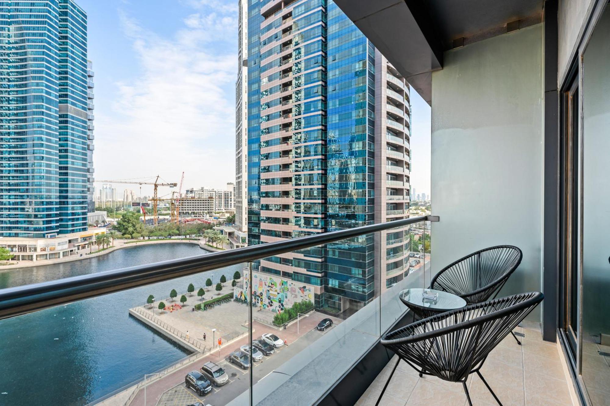 Upscale Studio Full Lake View In Goldcrest View Tower ドバイ エクステリア 写真