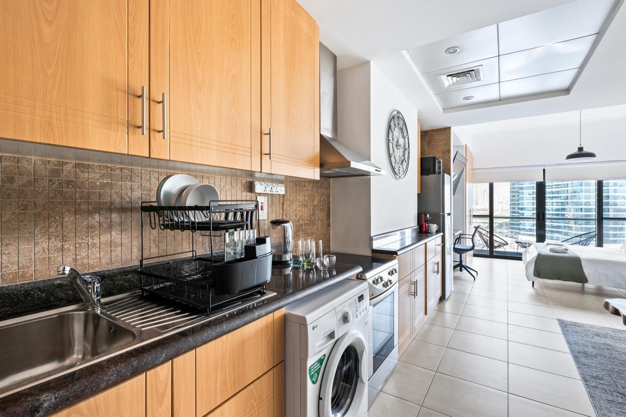 Upscale Studio Full Lake View In Goldcrest View Tower ドバイ エクステリア 写真