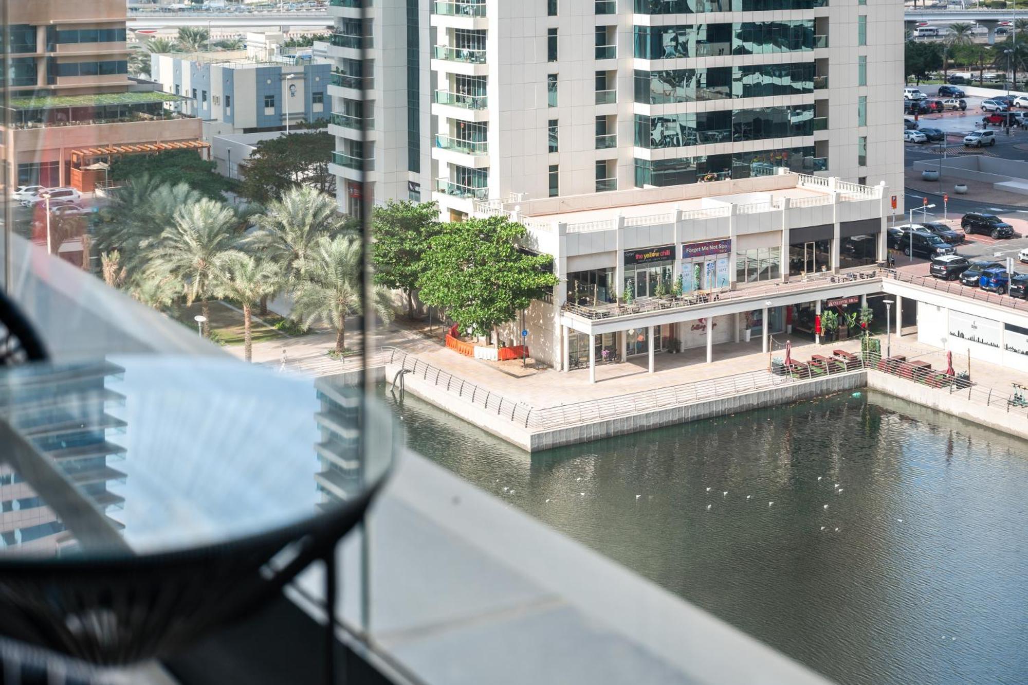 Upscale Studio Full Lake View In Goldcrest View Tower ドバイ エクステリア 写真