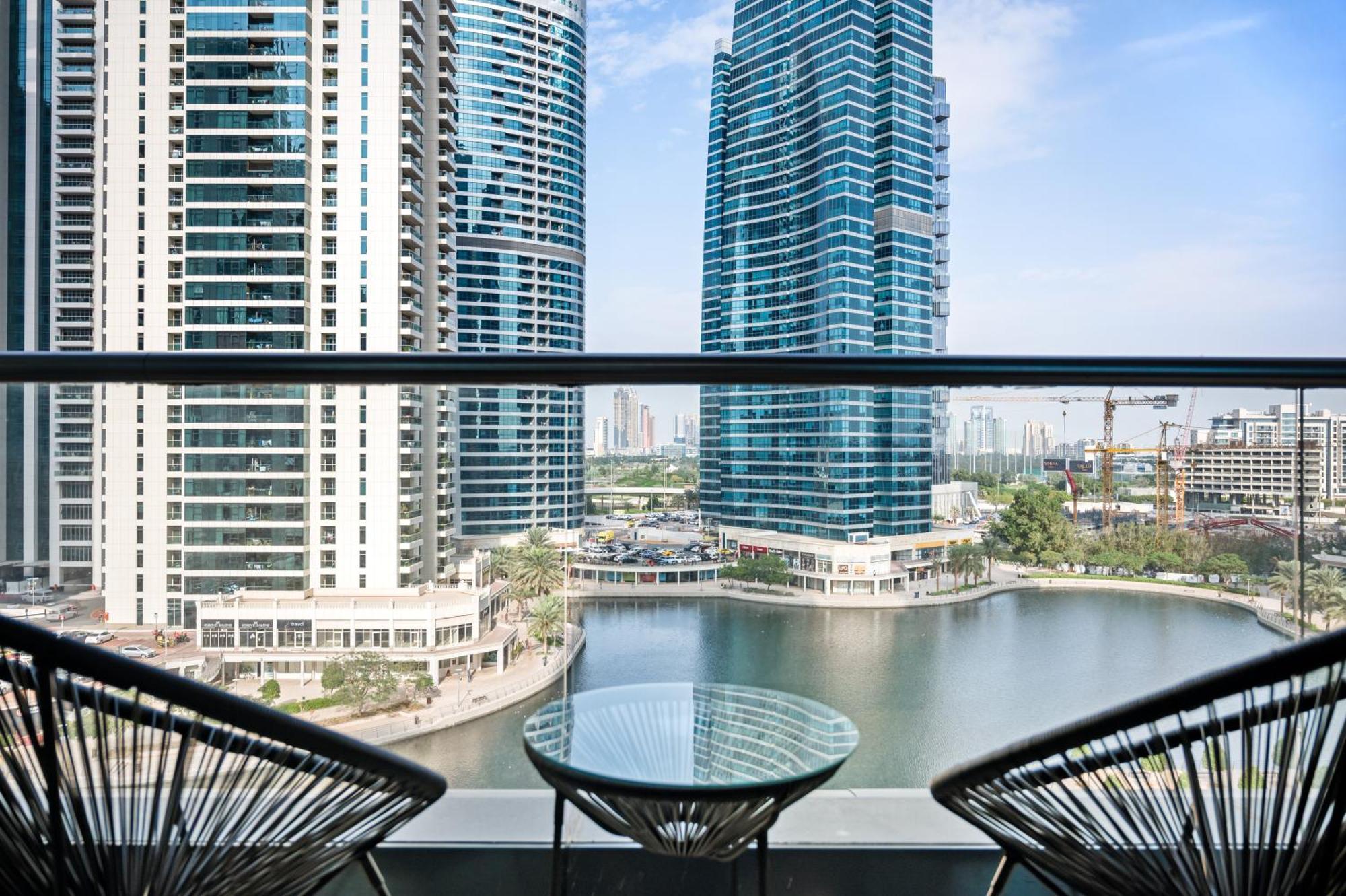 Upscale Studio Full Lake View In Goldcrest View Tower ドバイ エクステリア 写真